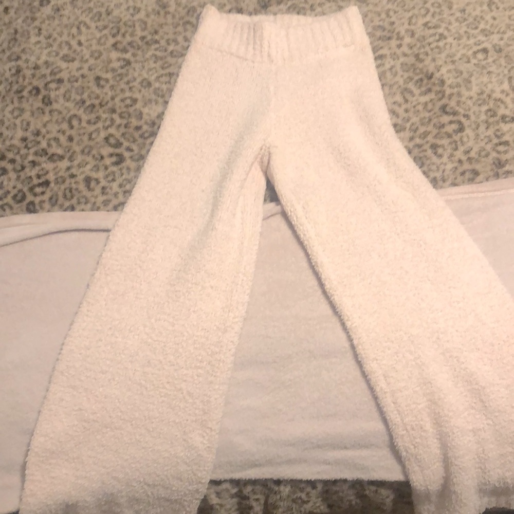 I’m selling the SKIMS COZY SET in a light pink. Barely worn, no stains, so comfy